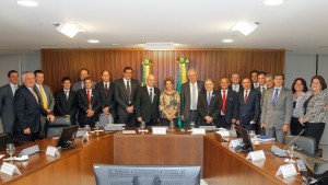 Maurílio Vasconcelos (6º a partir da direita) em reunião do setor da construção civil com a presidente Dilma, em Brasília