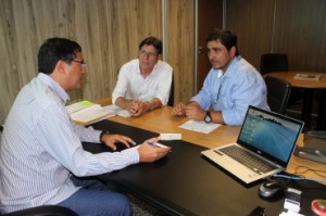 Diretor do Deosp, Mirvaldo Sousa, engenheiro Lorenzo Villar e o prefeito Dulcio Mendes debatem os projetos para o distrito de Surpresa