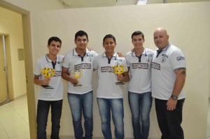 Os alunos Abrahão Thomaz, Jônathan Machado, Matheus Platino e Vinícius Souza com o professor Silvio Vichroski