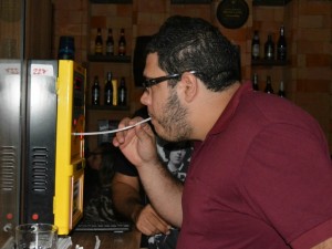 Funcionário público realiza o teste do bafômetro para saber a quantidade de álcool por litro de ar expelido (Foto: Mary Porfiro/G1)