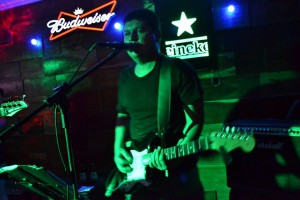 Nesta terça tem blues rock na voz e violão do roqueiro Normando Cordeiro, vocalista da RockCityBand (foto).