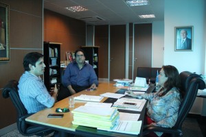 Professor Augusto Pellucio com o adjunto da Seduc, Márcio Félix e a secretária Fátima Gavioli