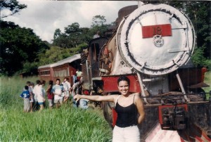 Foto feita pelo jornalista Marcelo Gladson, no ano de 1.999 ou 2.000, do trem no "prego" na  linha férrea próximo a extinta Cachoeira do Santo Antonio.  