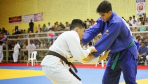 Na foto, Khalyl Larceda, de quimono branco, disputado o campeonato brasileiro de Judô, em Campo Verde/MT.