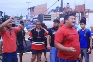 Líder comunitário Raimundo BikeSom reuniu mais de 150 moradores no bairro Caladinho exigindo melhorias na ruas da comunidade