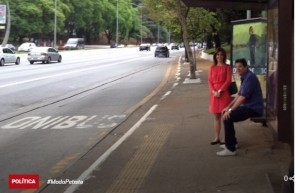 Fernando Haddad, prefeito da maior cidade brasileira, no ponto de ônibus