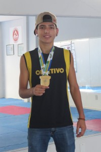 Na foto, Ruan com sua medalha de campeão brasileiro de Judô/Sub 15/ IV
