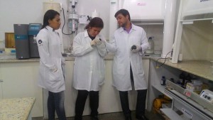 Estagiárias atuando no Instituto de DNA Criminal, sob a coordenação do diretor do órgão, Flávio Ricardo Leal da Silva