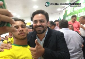 Pré-candidato, Léo Moraes fez pose na festa de Pimentel
