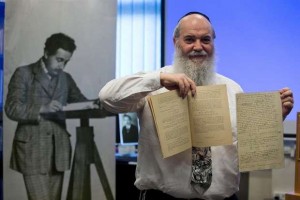 Chefe do arquivo da Universidade de Jerusalém mostra os manuscritos originais de Einstein sobre as ondas gravitacionais. Foto: EFE