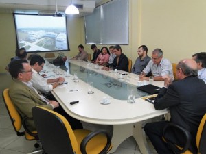 Maurílio Vasconcelos (à cabeceira da mesa) durante a apresentação do projeto  