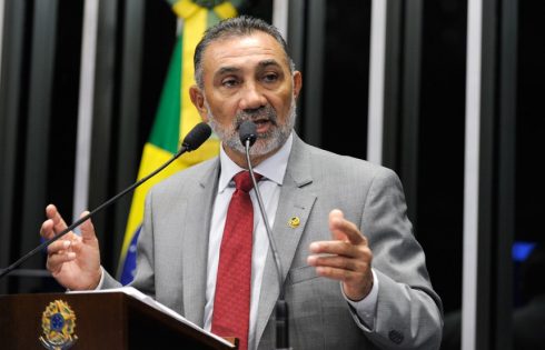 O senador Telmário Mota (PDT/RR) que  relatou a cassação de Delcídio Amaral