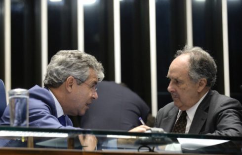 O senador Cristovam Buarque (à dir.) conversa com o petista Jorge Viana – Foto: Jefferson Rudy/ Agência Senado