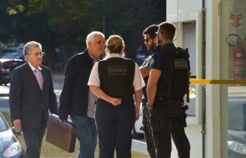 Policiais federais entram no prédio do ex-ministro Paulo Bernardo – Foto: José Cruz/Agência Brasil