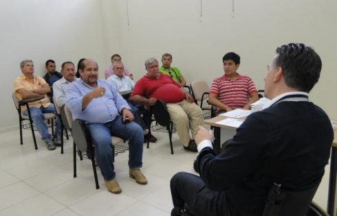  Chefe-geral Alaerto Marcolan conversa com o grupo