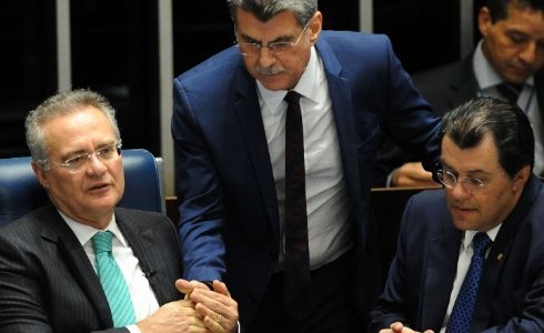 Os senadores Renan Calheiros (à esq.), Romero Jucá (centro) e Eduardo Braga