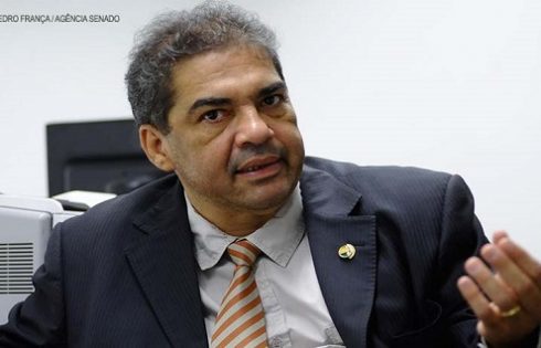 O senador Hélio José (PMDB-DF) pediu cargos para votar pelo impeachmenat