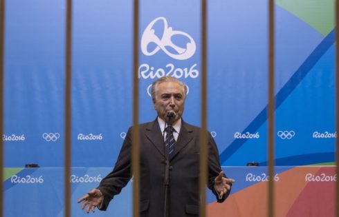 Prenúncio? Michel Temer concede entrevista coletiva atrás das grades, na abertura das Olimpíadas no Rio