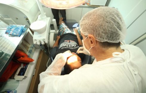Odontólogo Paulo Nery atende Cauã Oro Nao, 11 anos, o primeiro paciente