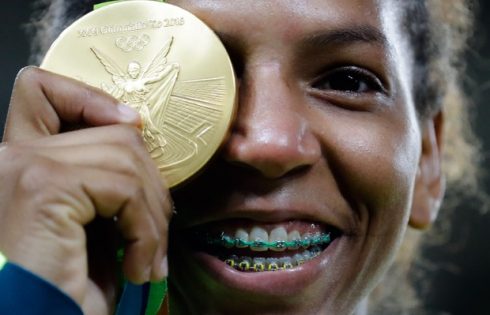 Rafaela Silva se emociona ao receber a medalha de ouro conquistada no Judô, categoria até 57kg, nos Jogos Olímpicos Rio 2016 (Foto: Markus Schreiber/AP)