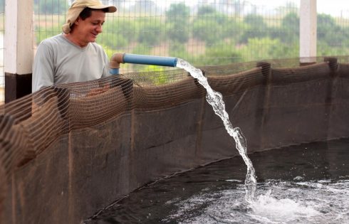 O técnico agrícola Josciney Viana testa o abastecimento d’água no tanque de alevinos, um dos três revitalizados na Fazenda Futu