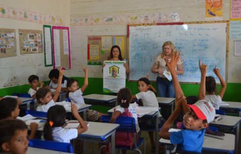 A arquiteta Hannyellen Alecrim e a assistente social Elenilda Torres faz mobilizações nas escolas sobre o programa Papel Passado