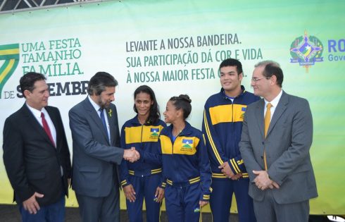 Os atletas Adriana Camilo, Maria Eduarda e Jorge Lucas de Miranda com o Dep . Maurão de Carvalho, presidente da ALE, Senador Raupp e o governador em exercício Daniel Perreira.