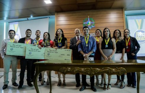 Os finalistas do Prêmio Boas Ideias com o governador Confúcio Moura