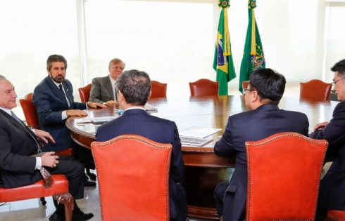 Presidente Michel Temer durante reunião com o senador Valdir Raupp (PMDB/RO), o ex-senador Amir Lando e Empresários Chineses. ( Brasília - DF, 25/10/2016 ) Foto: Marcos Corrêa /PR