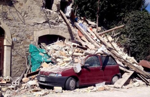 Terremoto destruiu casas, museus, igrejas e carros na ItáliaClaudio Accogli/EPA/Agência Lusa