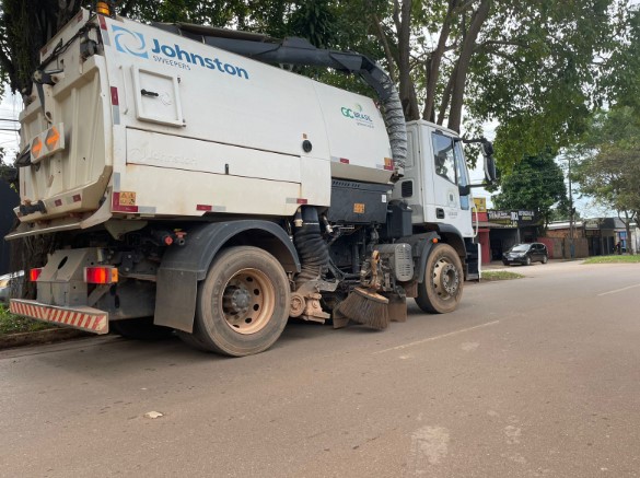 Caminhão vassoura auxilia nos serviços realizados em Porto Velho