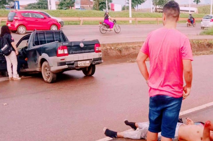Ciclista fica ferido após ser atropelado por carro na rua da Beira